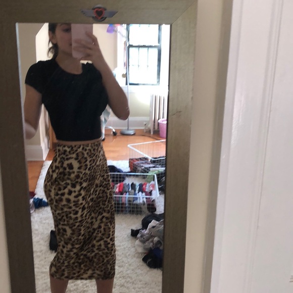 Leopard skirt💛🤍🤎def shows off curves - Picture 3 of 3